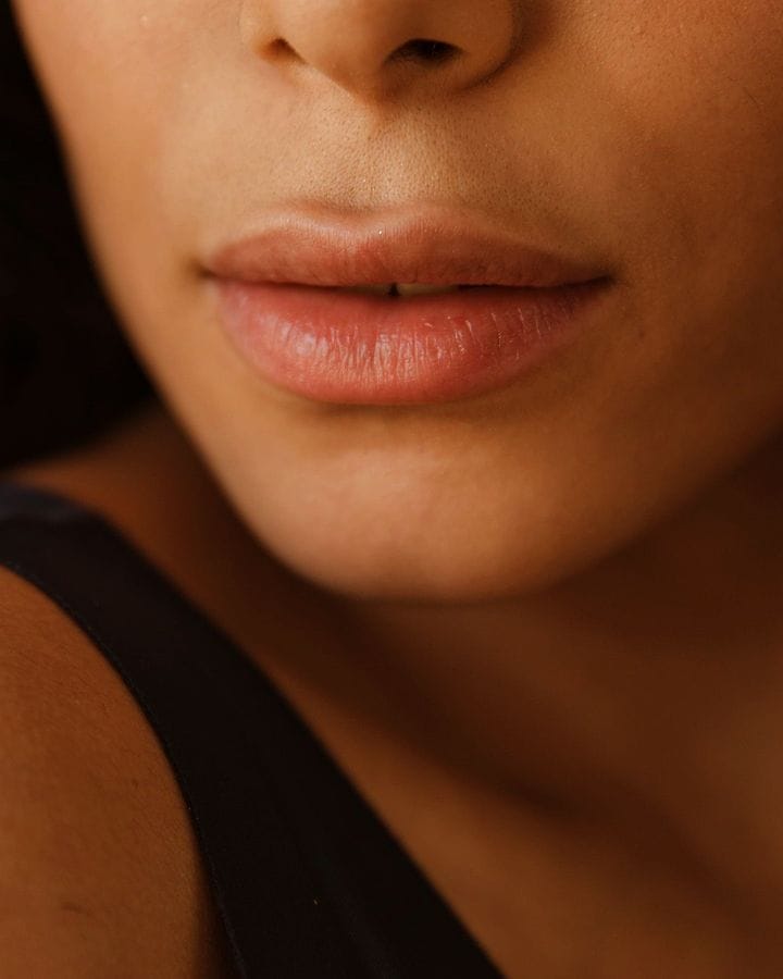 Close dos lábios de uma mulher