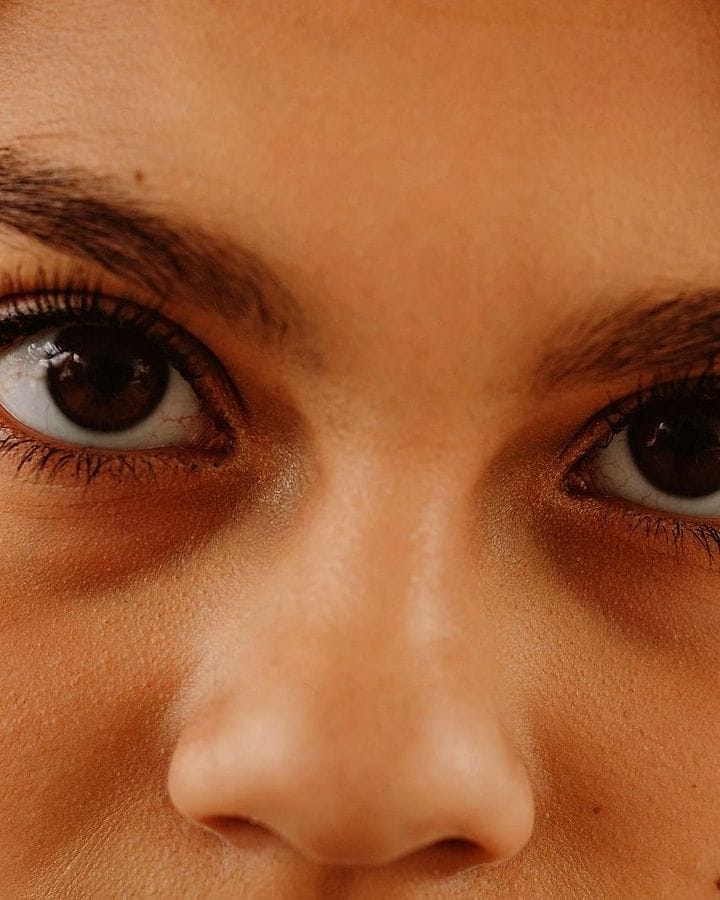 Close da região dos olhos de uma mulher