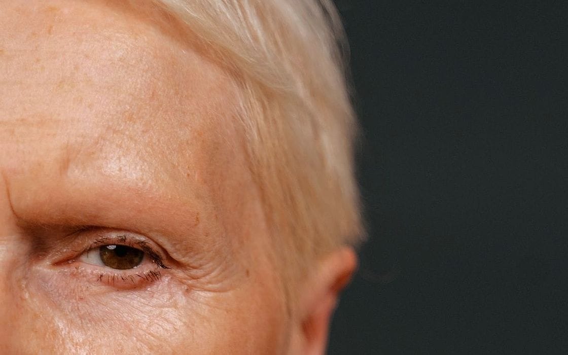 Rosto de mulher madura com linhas de expressão